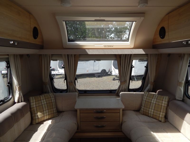 2017 Elddis Avante 866